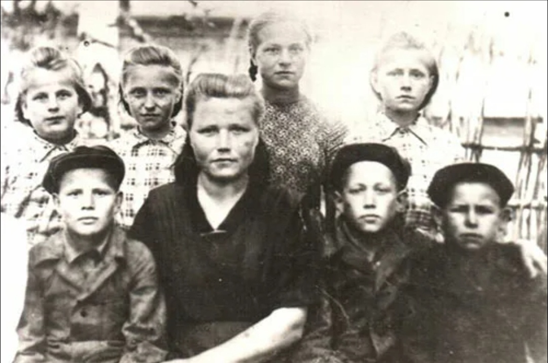 Воспитанники детского дома с. Никольское. Николай Рубцов крайний справа в первом ряду. 