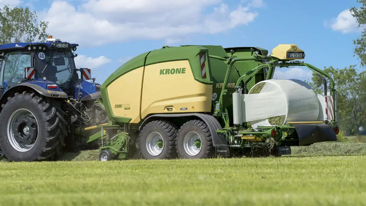 Фото: © KroneKrone представил новый рулонный пресс-подборщик-обмотчик ComPack ProНемецкий производитель сельхозтехники Krone представил Pro-версию пресс-подборщика-обмотчика ComPack. Уже известно, что в линейке этого производителя новая премиальная модель заменит Comprima Plus и предложит новые функции. 
На французском рынке будут представлены две модели: ComPack CF 155 XC Pro со стационарной камерой с диаметром от 1,25 до 1,50 м. и ComPack CV 150 XC Pro с диаметром от 1,00 до 1,50 м. Обе модели оснащены подборщиком EasyFlow с W-образными зубьями и системой резки XCut, позволяющей изменять длину резки. Ножи защищены от посторонних предметов и могут управляться из кабины.

Система Novogrip обеспечивает быструю настройку уровня уплотнения из кабины с помощью интерфейса ISOBUS. Машины могут комплектоваться сетчатой обмоткой или пленкой, а замена роликов упрощена поворотной тележкой.