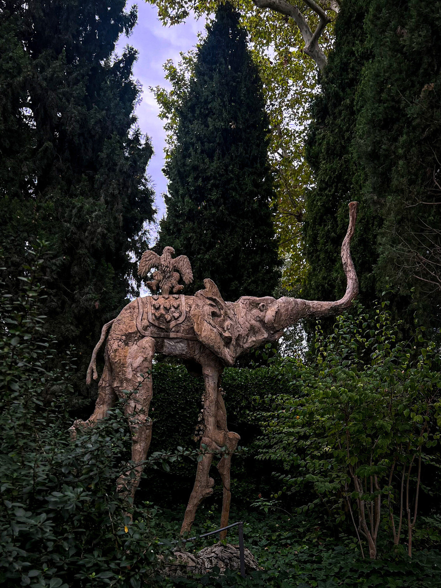 В саду можно увидеть скульптуры знаменитых слонов на длинных ногах, которые впоследствии перекочевали на картины художника. Фото: Екатерина Удинцова