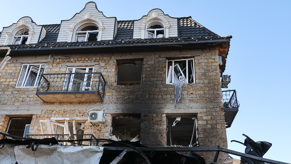   Александр Полегенько / ТАСС- Последствия атаки дронов ВСУ на кафе и гостиницу, поселок Хорлы