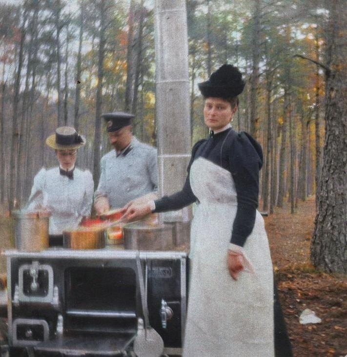 Супруга Николая II готовит завтрак на полевой кухне