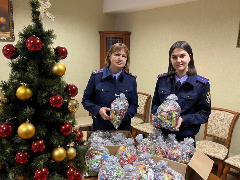    Девчонкам и мальчишкам подарили наборы сладостей, игрушки и канцелярские принадлежности. Фото СУ СК России по Липецкой области.