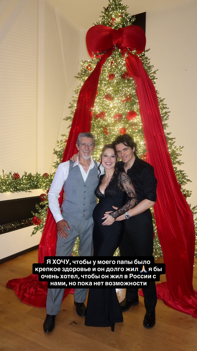    Лерчек с женихом и его отцомСоцсети Луиса Сквиччиарини