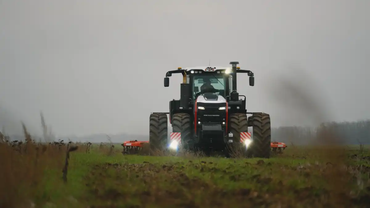 Фото: Скриншот с видео, опубликованного в telegram-канале РостсельмашНовый трактор Ростсельмаш 3580 в ходе полевых испытаний