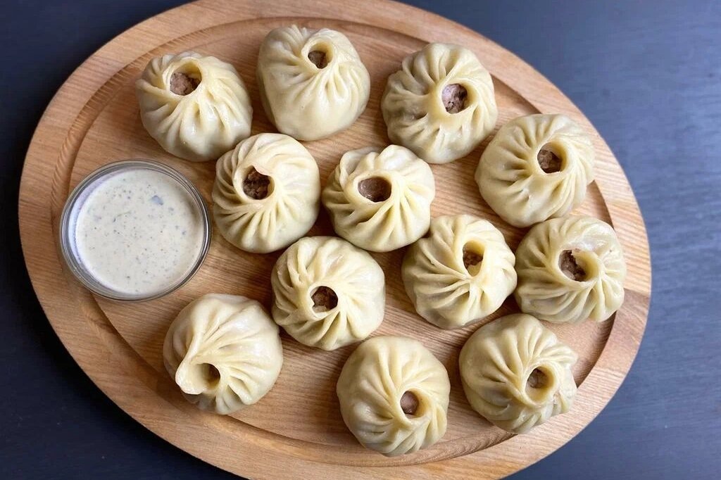 Белую пищу буряты кладут в небольшие белые миски на хадак — голубую ткань. С ним встречают всех гостей у себя дома в период Сагаалгана. Источник: Солбон С. / Яндекс Карты