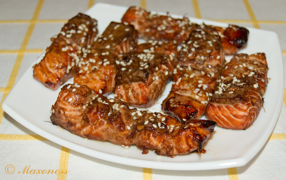 Лосось-гриль с соусом терияки. Японская кухня