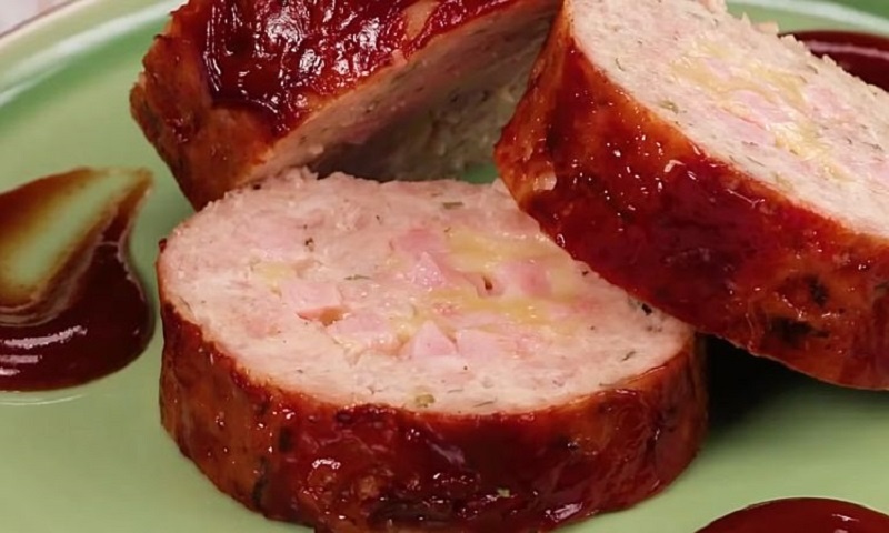 Замечательный рулет из обычного фарша: готовим его вместо привычных котлет