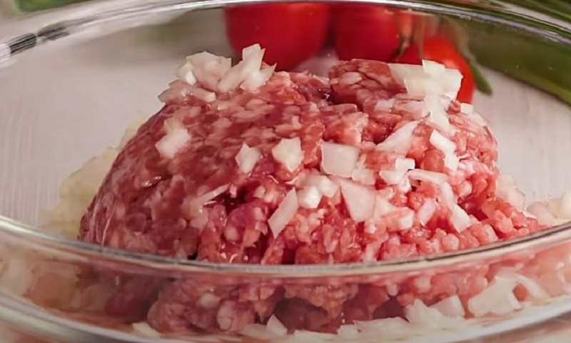 Замечательный рулет из обычного фарша: готовим его вместо привычных котлет