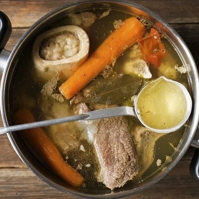 Наиболее богаты им костные бульоны, которые получают при длительном (12–24 часа) томлении костей, хрящей и сухожилий животных или птицы. Это один из лучших и наиболее усваиваемых источников.