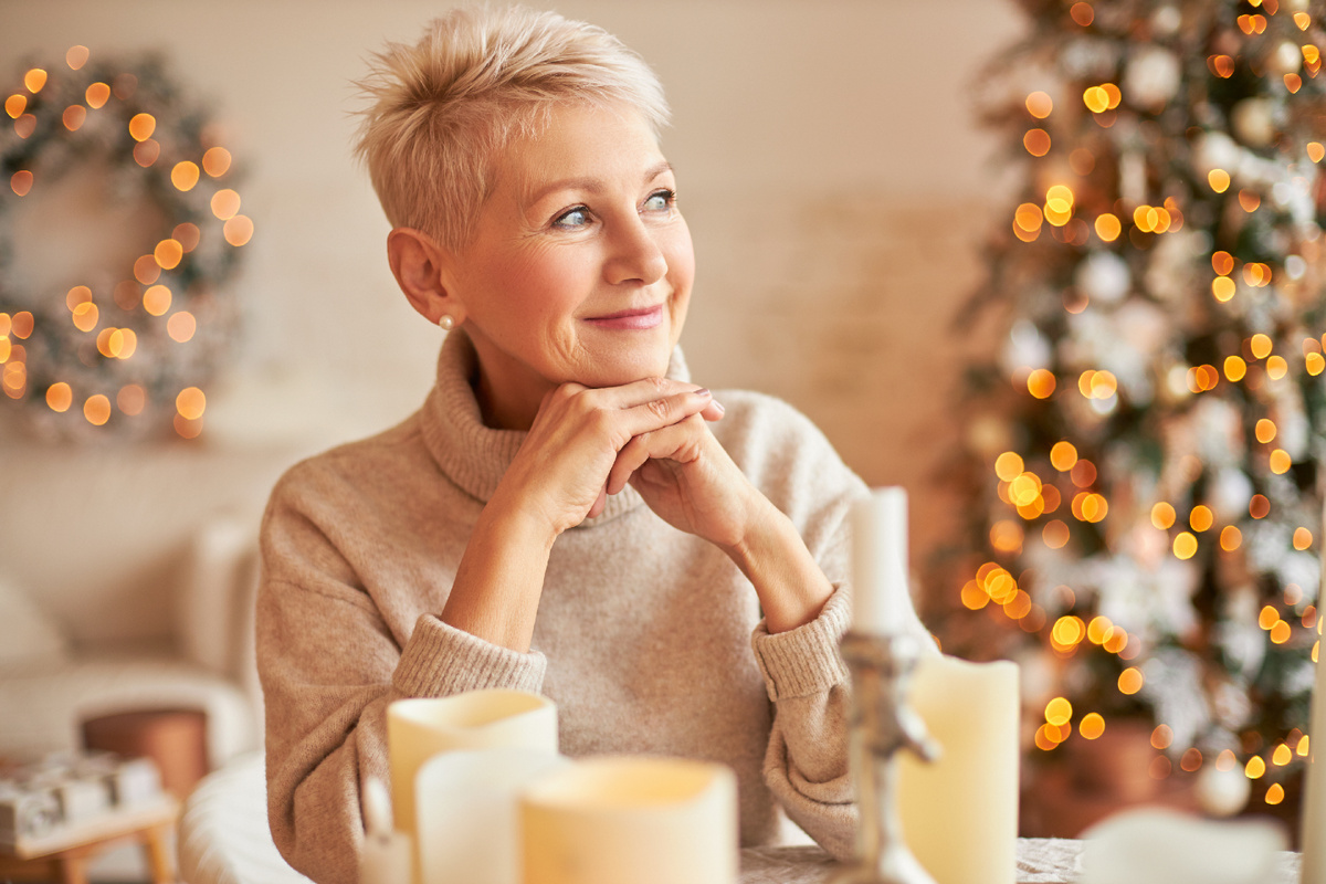 <a href="https://ru.freepik.com/free-photo/peaceful-stylish-middle-aged-caucasian-woman-oversized-sweater-having-pensive-dreamy-facial-expression-smiling-sitting-table-with-candles-waiting-friends-celebrate-christmas-eve_11892525.htm">Изображение от karlyukav на Freepik</a>