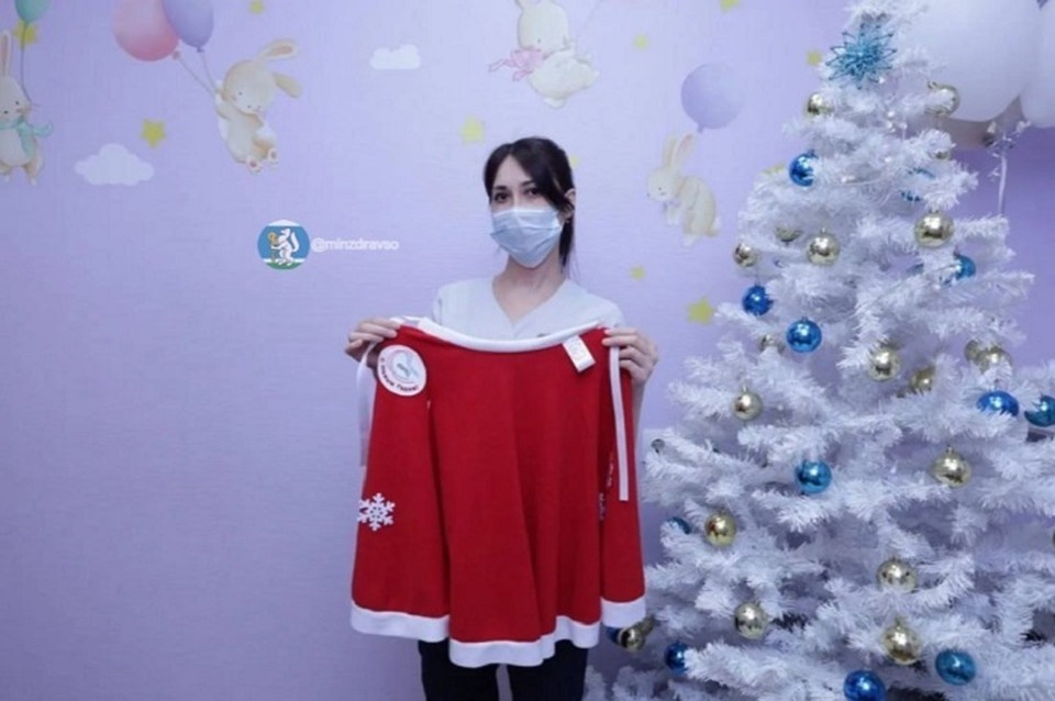    Малышей одевают в сказочные новогодние наряды. Фото: региональный Минздрав