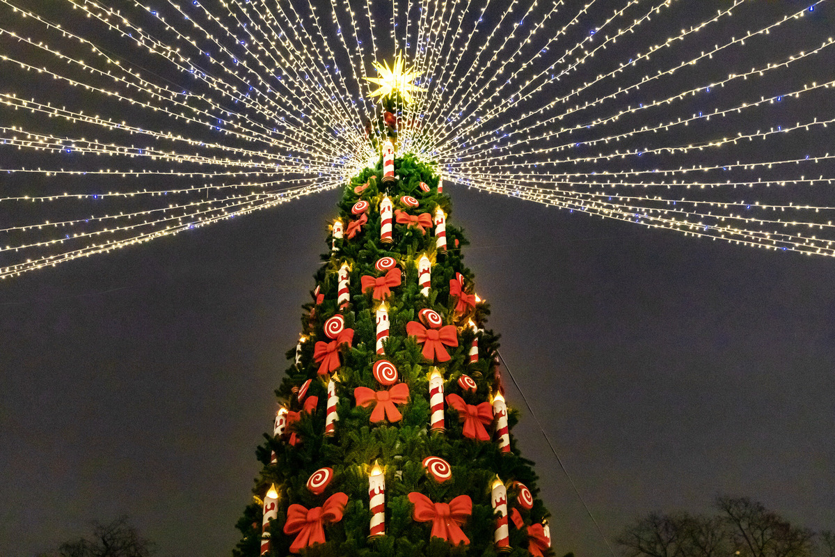 Атмосфера этого места тёплая и сказочная — как раз такая, чтобы прийти вечером, погулять среди декораций и полюбоваться праздничным оформлением. Фото: Ninara / Flickr