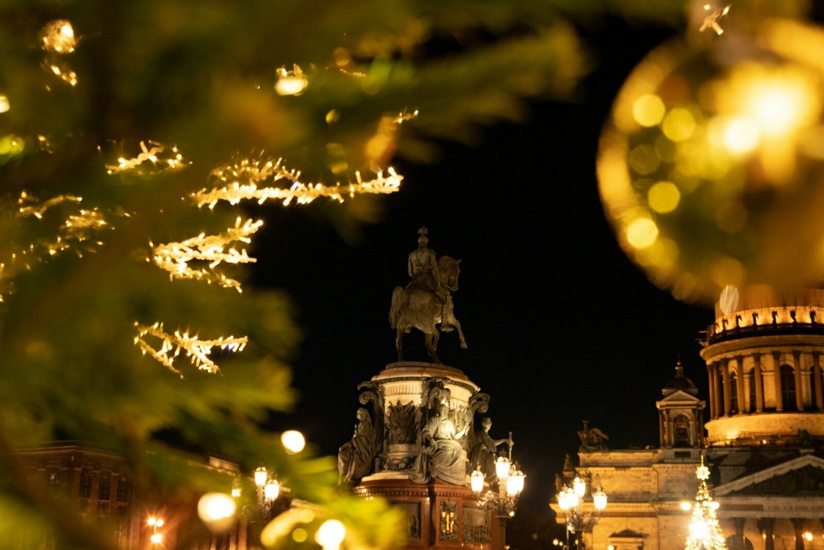 Петербург зимой выглядит как кинолокация: огни гирлянд на площадях, украшенные улицы и мягкий снег создают праздничное настроение задолго до Нового года. В северной столице не покидает чувство, будто ты персонаж зимней сказки, даже если просто вышел прогуляться по городским проспектам. Фото: Maria Baranova / Unsplash