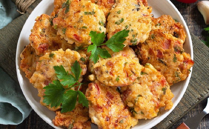 Двойная сочность и яркий вкус: как приготовить идеальные куриные котлеты без мясорубки