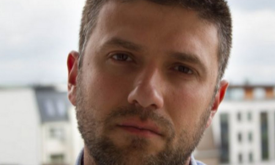 Всю жизнь был ему отцом. В 18 лет он нашёл биологического родителя-алкоголика и сказал: «У меня теперь есть настоящий папа