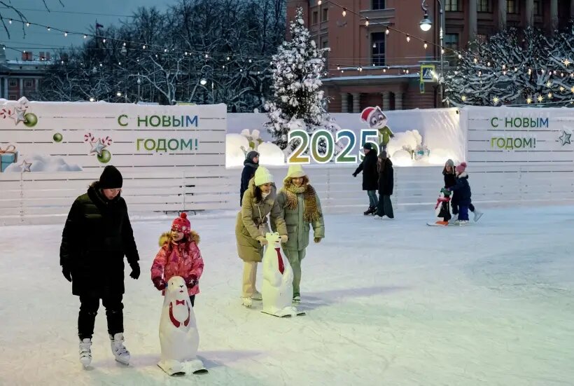  Еще одно место, где можно проникнуться праздничной атмосферой – ледовый каток   © РИА Новости. Алексей Даничев
