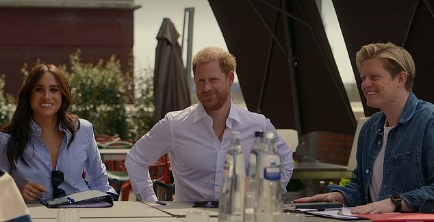 Меган, Гарри, Дж. Холт: кадр из документального фильма о благотворительности Сассексов "Сердце непобедимого". Источник фото: dailymail.co.uk 