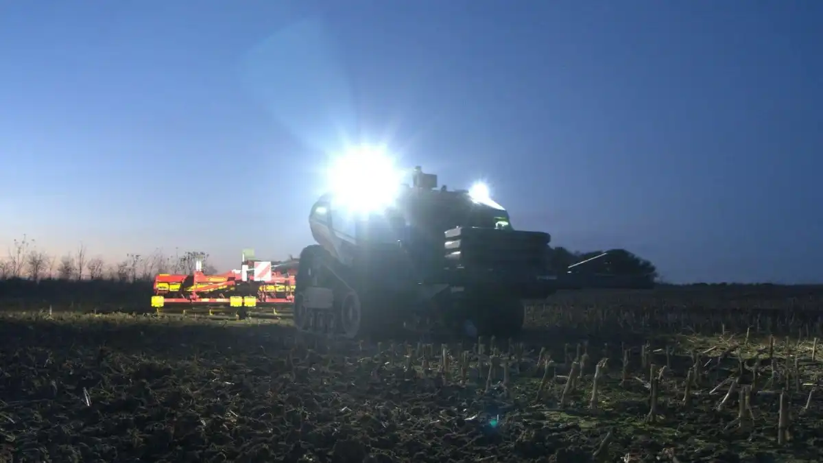 Фото: world-agritech.comAgXeed побил свой недавний мировой рекорд по автономной вспашке