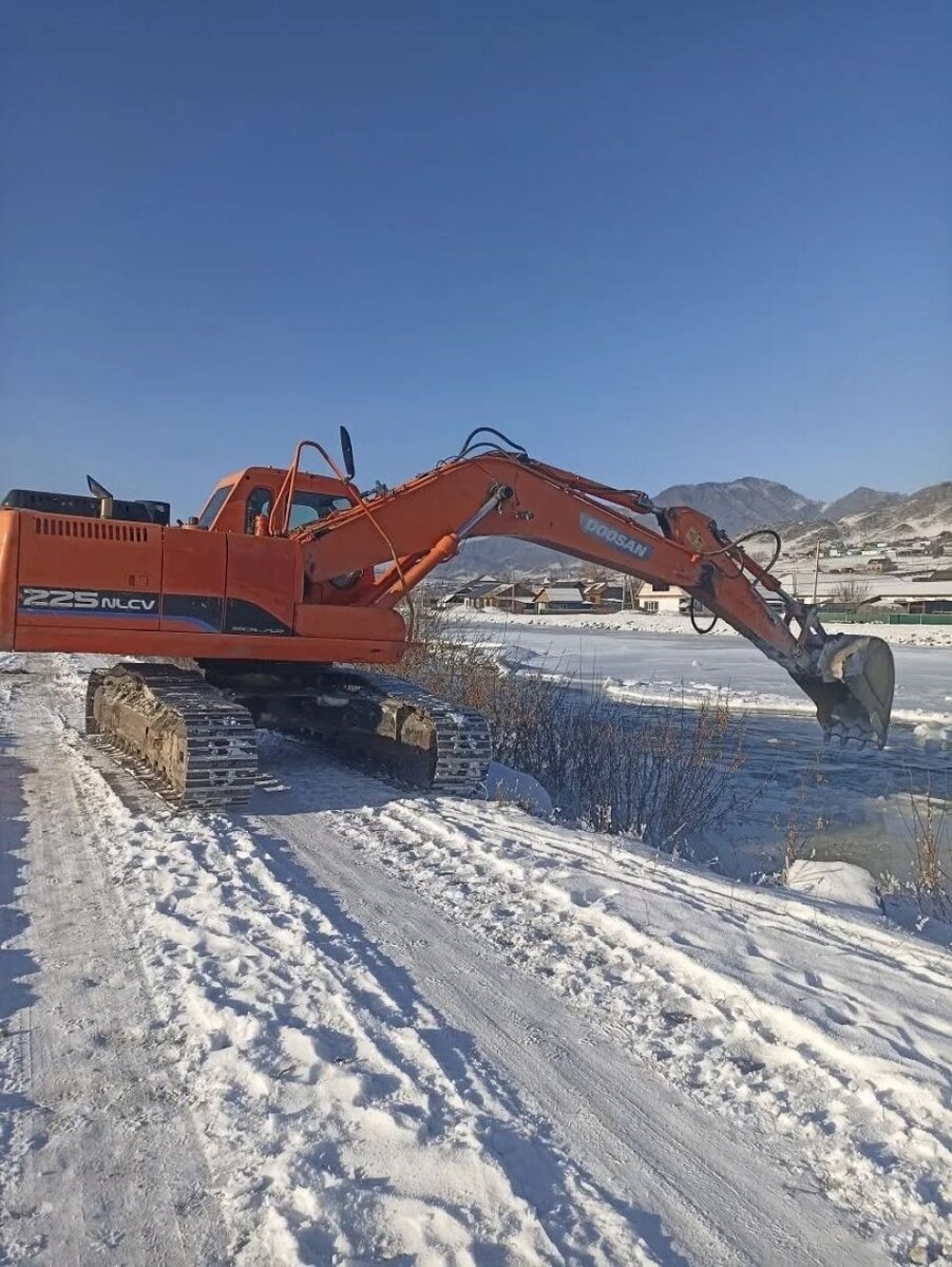    Борьба с угрозой подтопления жилых домов в Онгудае. Источник: Пресс-служба администрации Онгудайского района