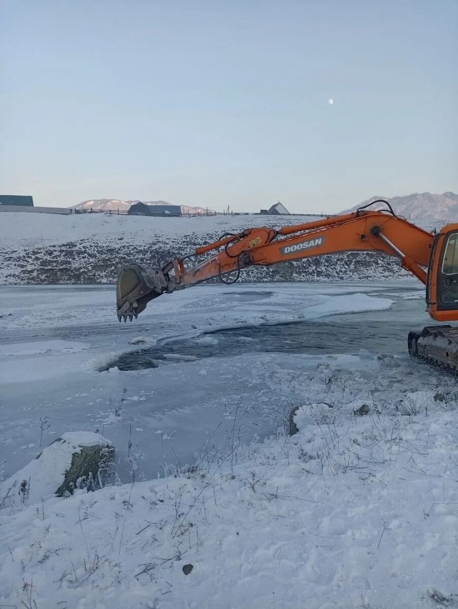    Борьба с угрозой подтопления жилых домов в Онгудае. Источник: Пресс-служба администрации Онгудайского района