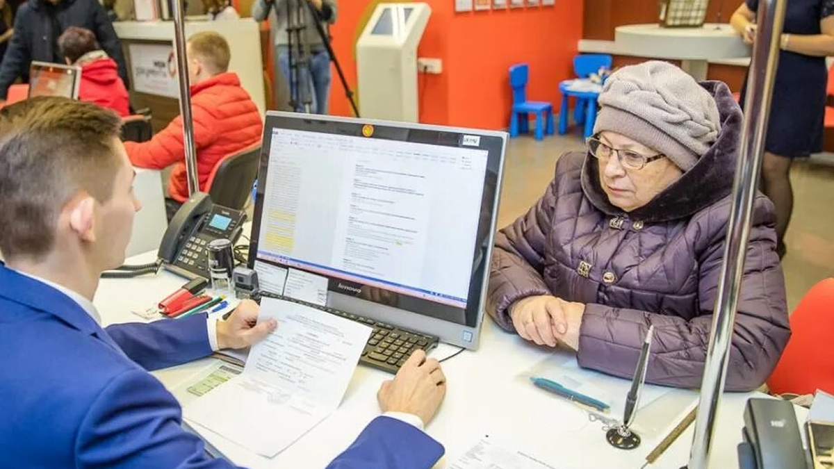 Лично, обратиться в клиентскую службу Социального фонда или в МФЦ