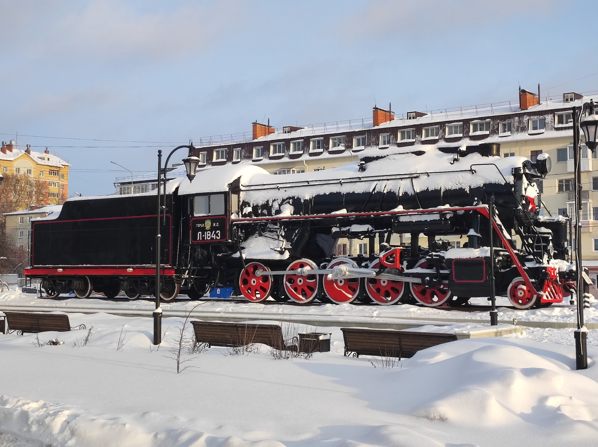 Вот такой красавец-паровоз встречает на площади вокзала