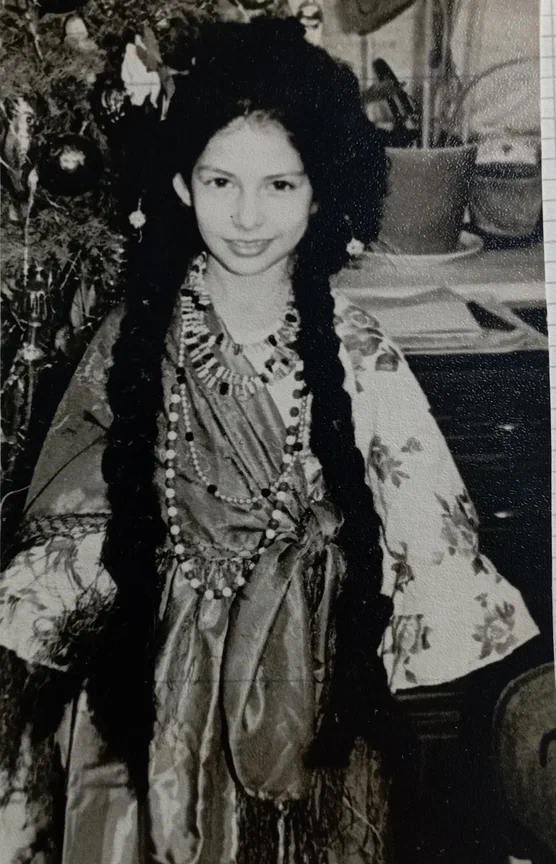 Эту фотографию делали дома, поэтому я вполне себе весёлая.