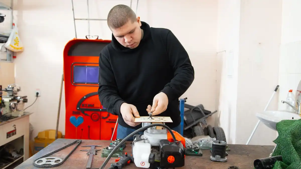 Фото: © Константин Пехтерев / asau.ru / пресс-служба Алтайского ГАУУчастники молодежной инженерной школы Импульс Алтайского ГАУ создали перспективные агрегаты для АПК