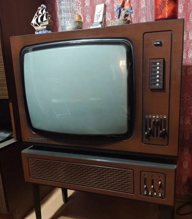 Легендарный телевизор "Горизонт-723" с акустической системой