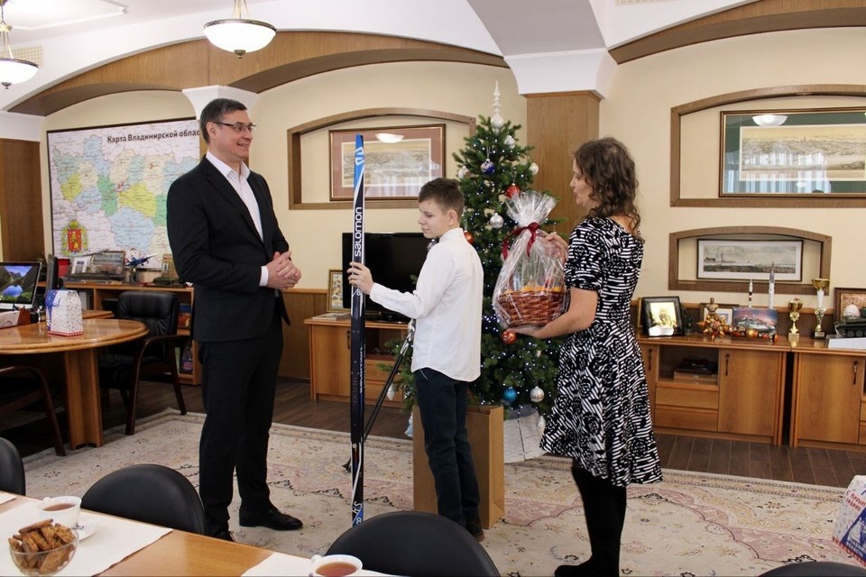    Александр Авдеев подарил лыжи юному биатлонисту из Владимира. Правительство Владимирской области