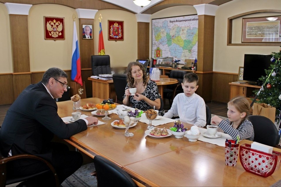    Школьник с сестрой и мамой выпил чаю вместе с губернатором. Правительство Владимирской области