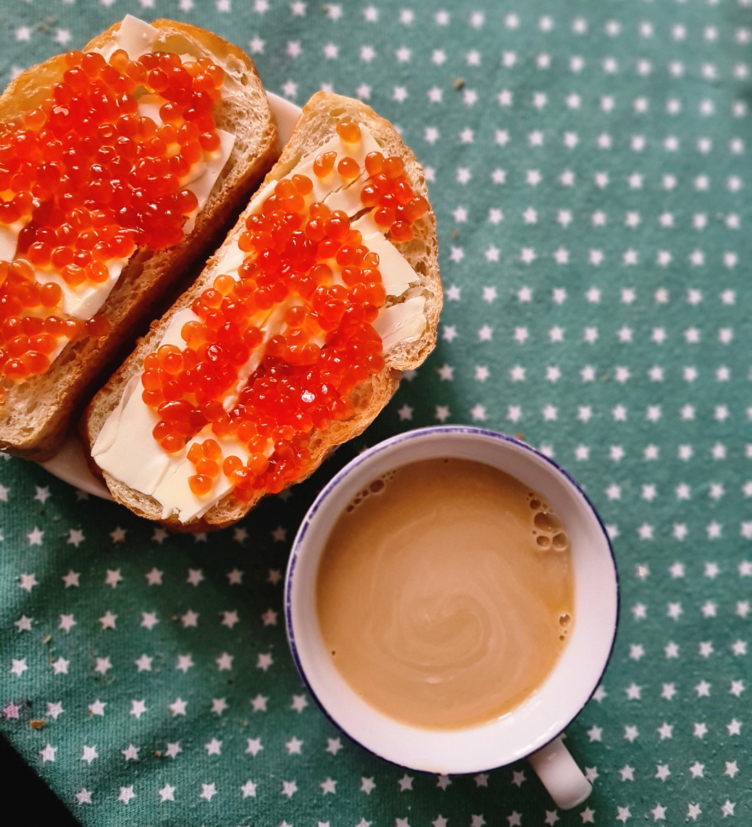 Кофе с бутербродами на завтрак очень нажористо. Фото из личного архива автора. 