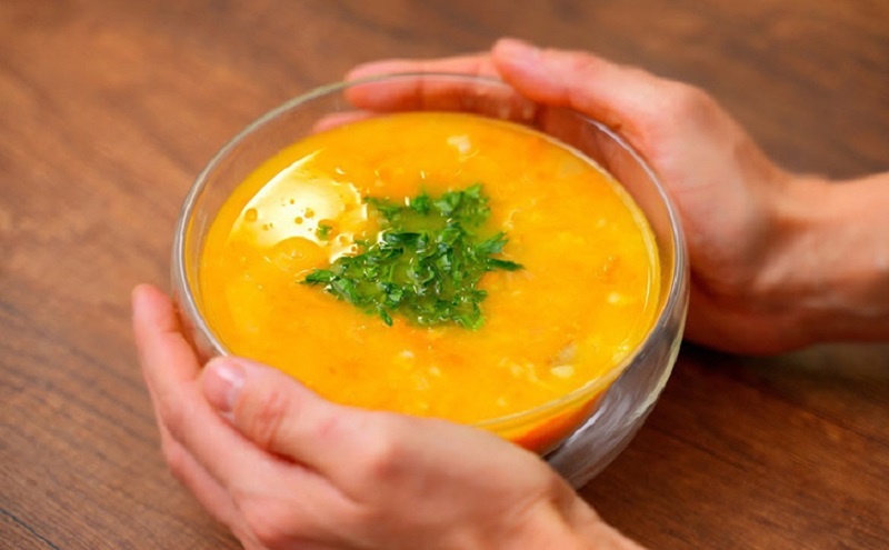 Гороховый суп с копченостями и чесноком: как превратить простое блюдо в кулинарный хит на холода