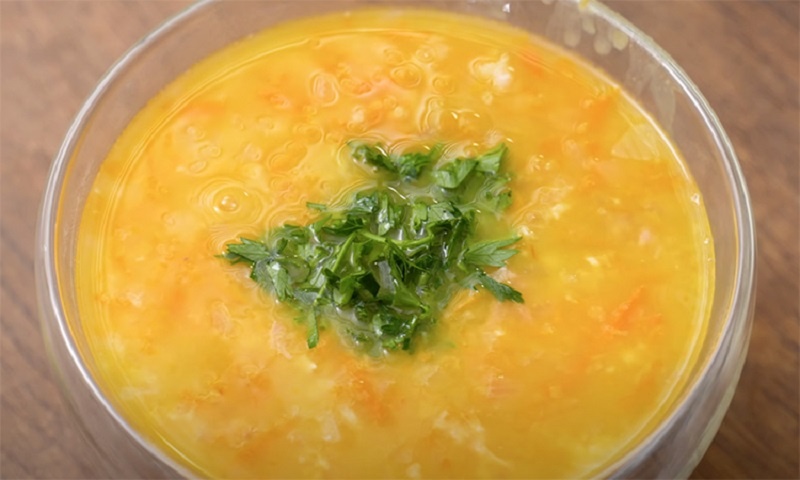 Гороховый суп с копченостями и чесноком: как превратить простое блюдо в кулинарный хит на холода