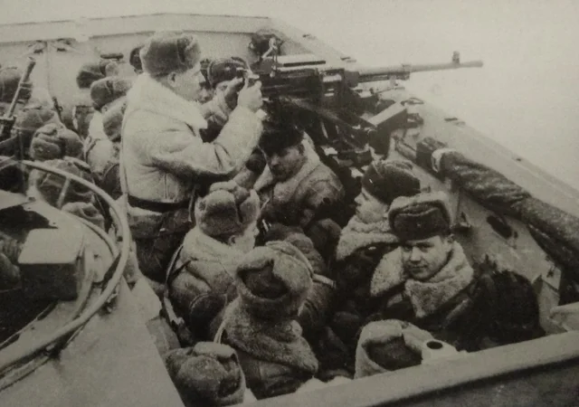 Пулеметчик у СГМБ во время испытаний в 1950 году. Суля по этому фото, пулемет с креплением можно было переставлять между бортами