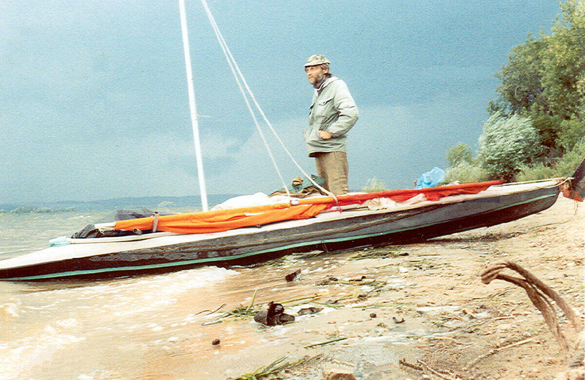 Писатель Владимир Кравченко в конце 90-х в одиночку проплыл на парусной байдарке всю ВолгуФото: предоставлено Владимиром Кравченко