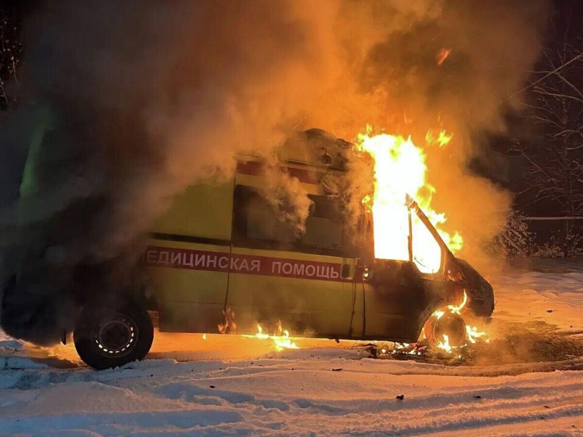    Машина скорой помощи загорелась на территории больницы в Карелии | © Фото : Госкомитет Карелии по безопасности/Telegram