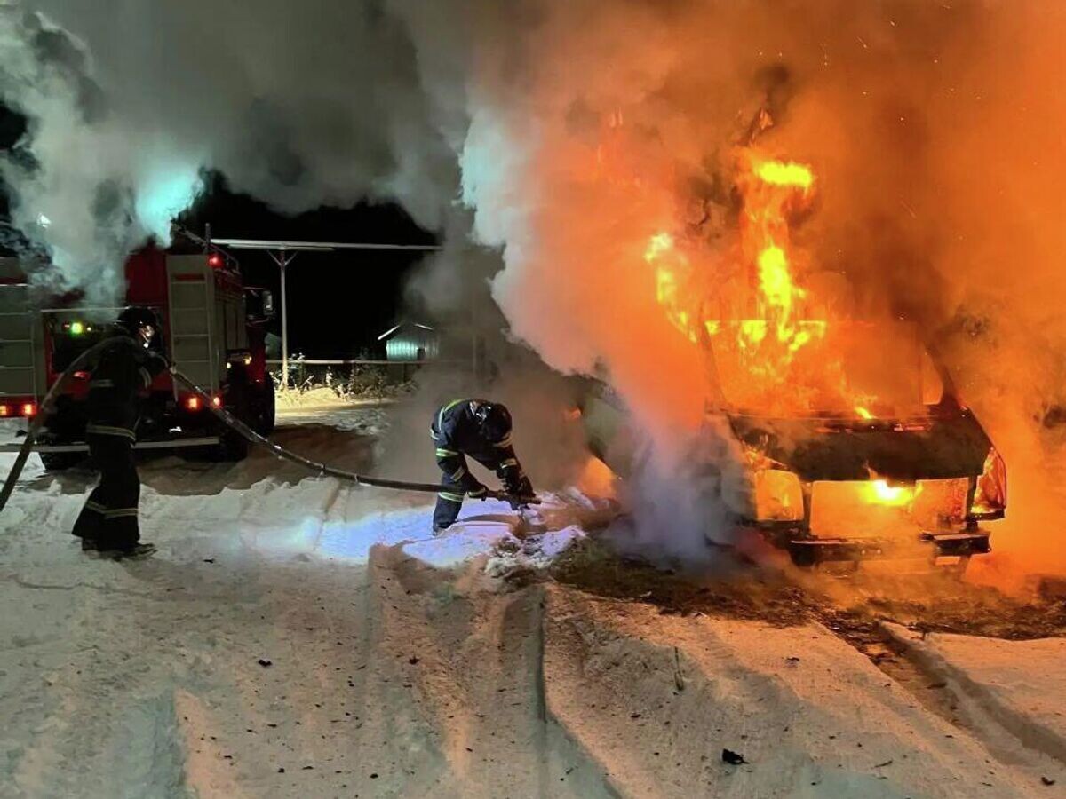    Машина скорой помощи загорелась на территории больницы в Карелии | © Фото : Госкомитет Карелии по безопасности/Telegram