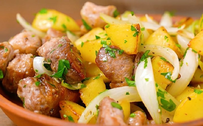 Домашнее рагу с картошкой и мясом на сковороде: как получить вкус томлёного блюда из казана даже без печи