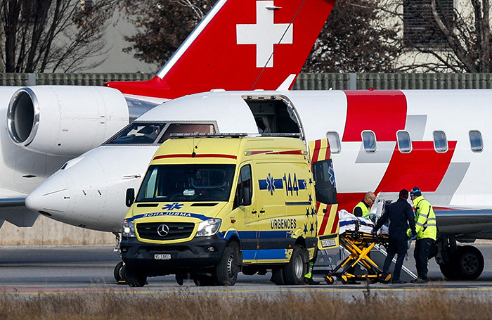    Погрузка пострадавших при пожаре в баре Le Constellation на борт самолета скорой помощи.REUTERS/Lisa Leutner