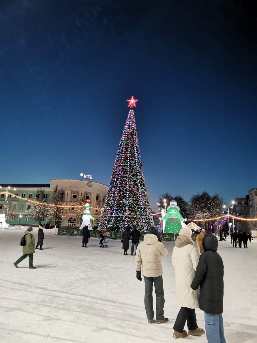 Горожане только начинают собираться на центральной площади.