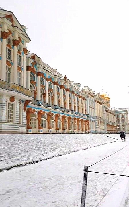 Просто удивительно, что народу почти никого. Вот, что значит зима. Но каникулы асе впереди...