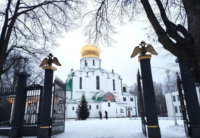 Ворота открыты, заходи, честной народ, гуляй, сколько влезет!