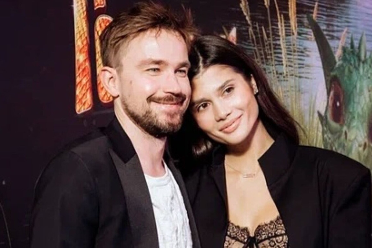     Александр Петров с молодой женой в новогоднюю ночь обнимались и пели на морозе хиты Басты и МакSим