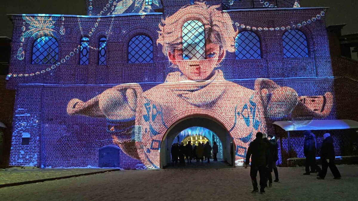 Каждую зиму здесь показывают световое шоу на фасаде древней башни