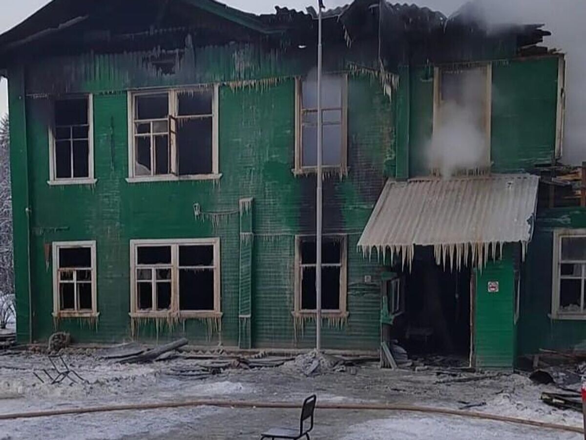    Последствия пожара в двухэтажном деревянном здании школы в Пестовском округе Новгородской области | © Фото : Управление защиты населения Новгородской области/ВКонтакте