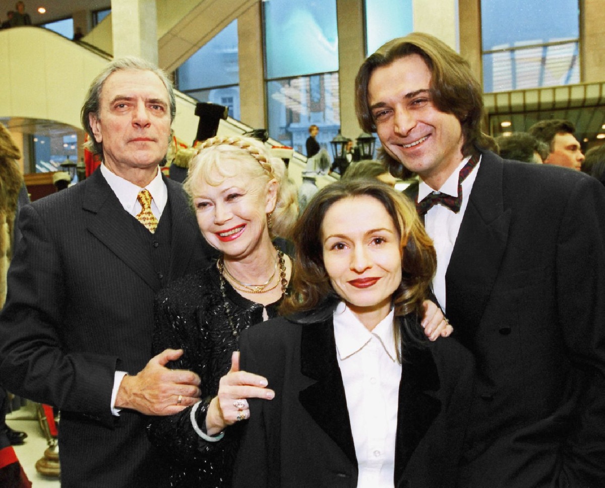    Александр Лазарев, Светлана Немоляева и Александр Лазарев-младший с женой Алиной (фото: РИА Новости/Владимир Вяткин)