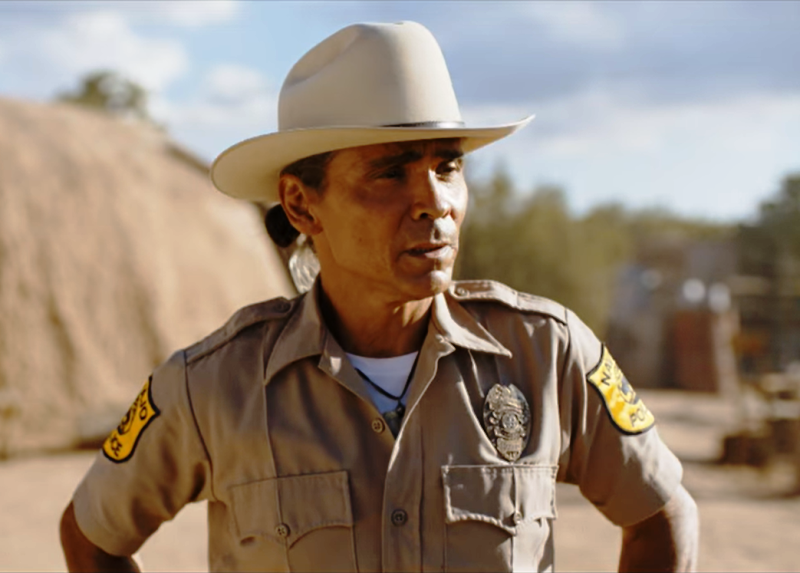 Джо Липхорн. Кадр из сериала "Темные ветра".