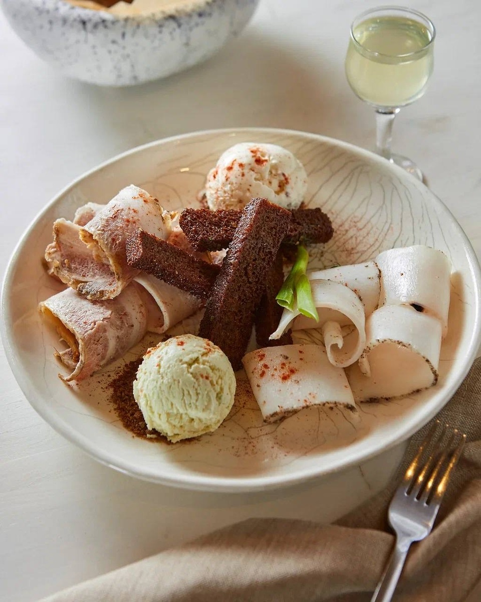 Сало с бородинским хлебом сегодня подают во всех ресторанах Суздаля