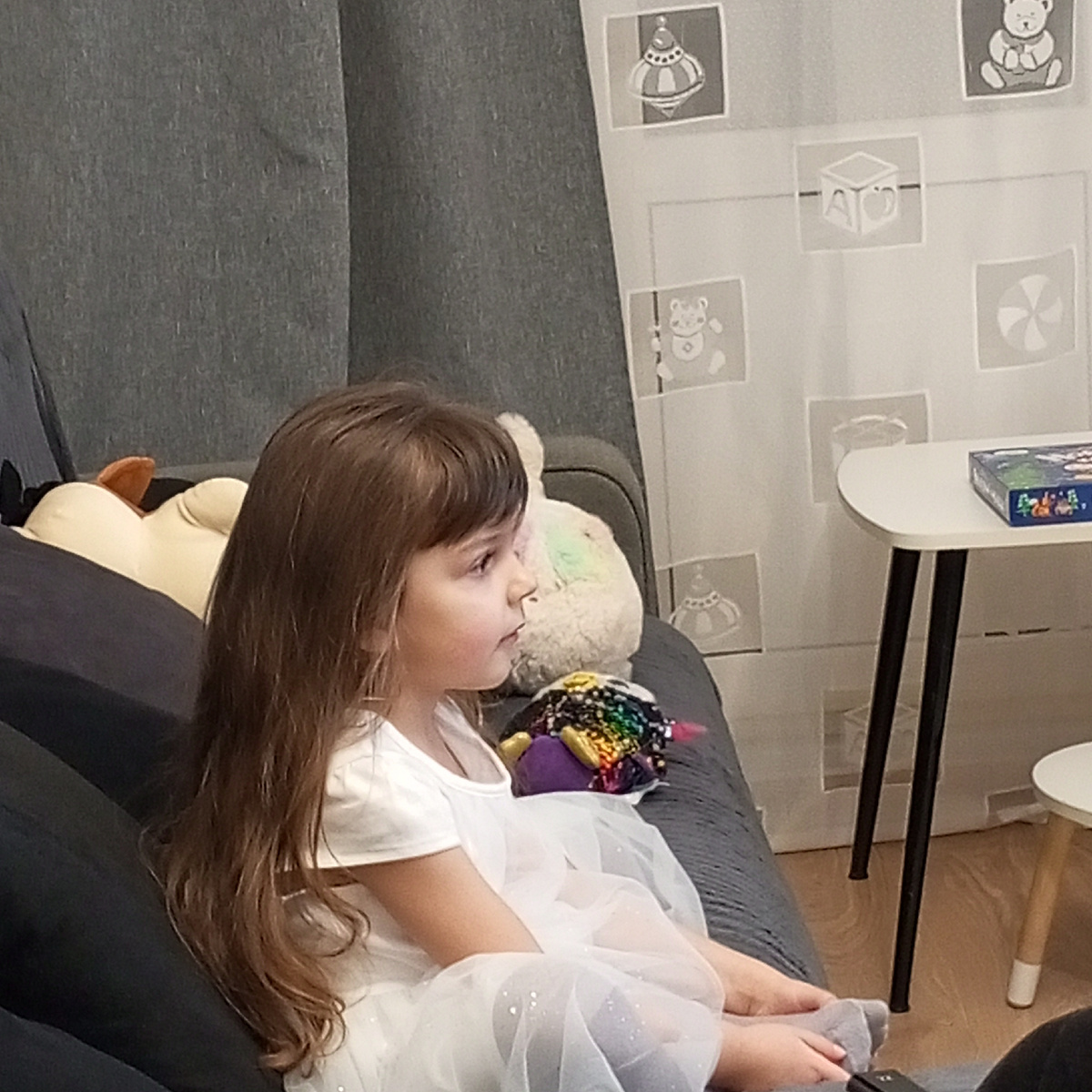 В ожидании волшебной встречи! Смотрим мультики. Платье надели. Прическу соорудить не успели, прибежали из танцевальной студии. 30 декабря еще было занятие, последнее в уходящем 2025 г.